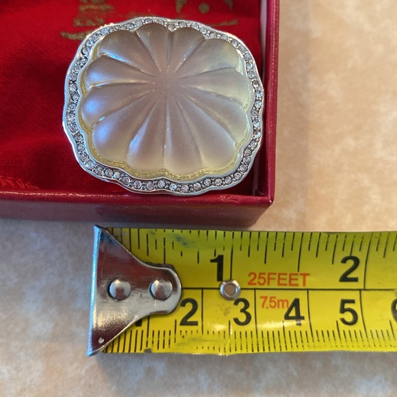 Size 6 QVC Kenneth Jay Lane's BIG STATEMENT Translucent Silvertone Fluted Ring - Picture 7 of 9